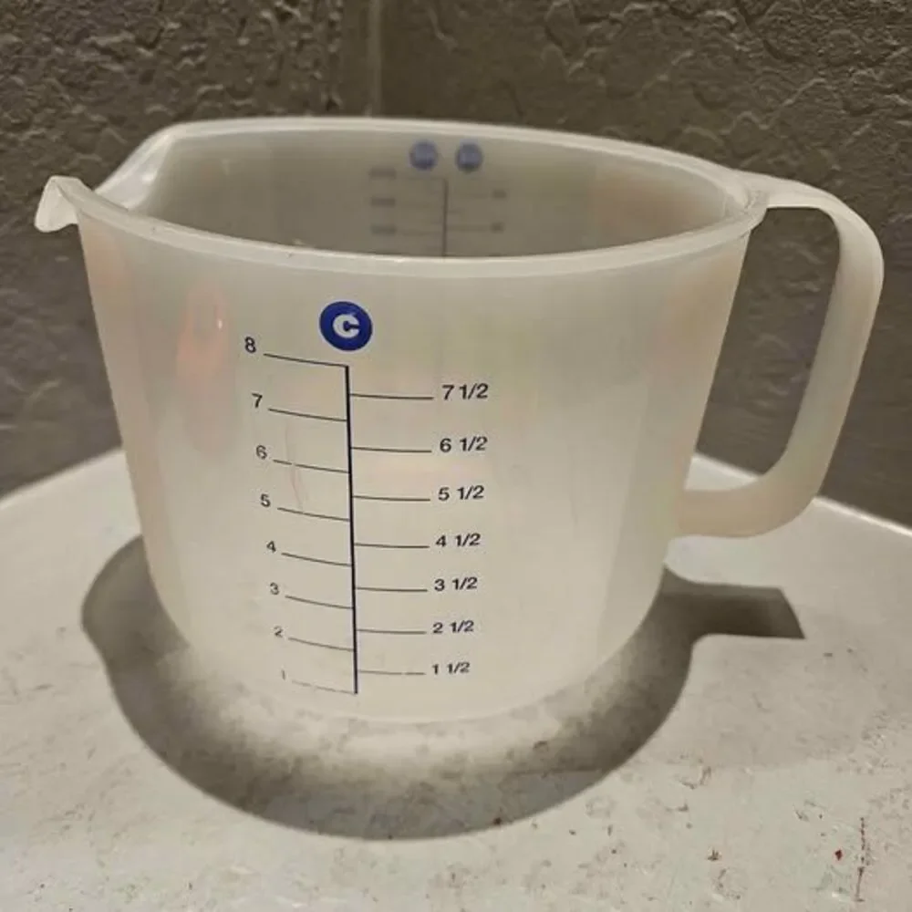 Tupperware 2 Liter / 8 Cup Measuring Pitcher